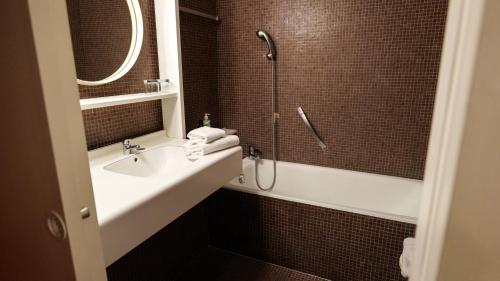 圣马尔瑟兰HYP'Hotel的一间带水槽和淋浴的浴室
