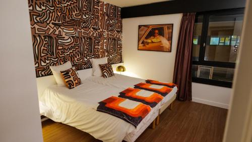 圣马尔瑟兰HYP'Hotel的一间卧室配有一张床铺,床上有毯子