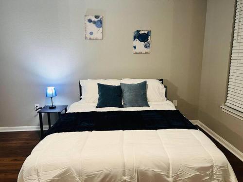 奥兰多Relax at Avalon's Best的一间卧室配有白色床和蓝色枕头
