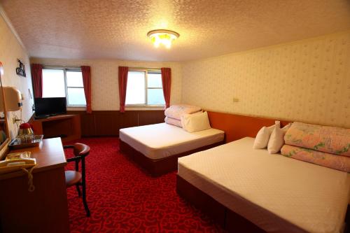 奋起湖奋起湖雅琇山庄的酒店客房配有两张床和一张书桌