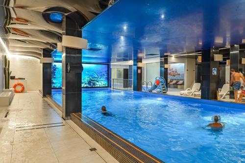 露米雅酒店SPA Faltom格丁尼亚鲁米亚的水中两人的酒店游泳池