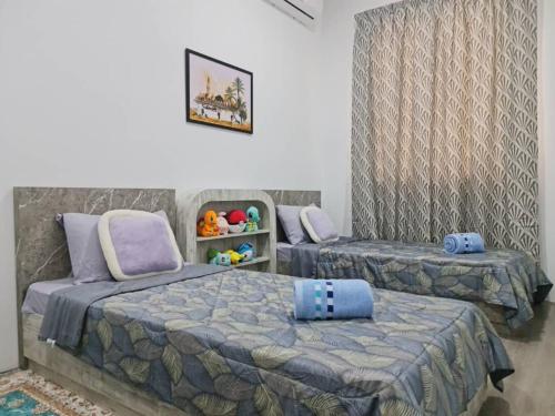 帕帕尔RHR Deluxe GuestHouse Kinarut Papar Sabah - Mountain View的一间卧室配有两张蓝色床单