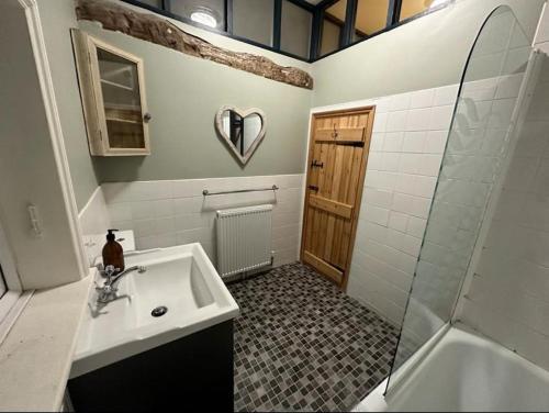 1 Appletree Cottages, Hot Tub的浴室配有水槽、淋浴和浴缸。