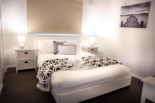 布赖特阿迪纳假日公寓式酒店的一间卧室设有两张床和两个床头柜