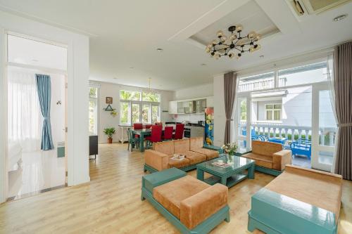 潘切Casa Villa - Ocean View - Sealinks City Resort的客厅配有沙发和桌子