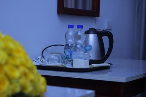 亚的斯亚贝巴奇尼迪酒店的配有瓶子和玻璃的柜台以及茶壶