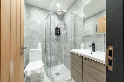 布莱顿霍夫2 Bedroom 2 bathroom slp 5的带淋浴、卫生间和盥洗盆的浴室