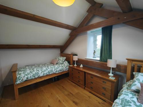 兰贝德Ty Gwennol near Gilfach Goch的一间卧室设有一张床和一个窗口
