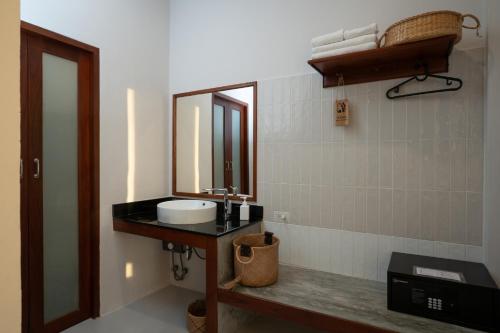 莱卡邦Ploen Pirom的一间带水槽和镜子的浴室