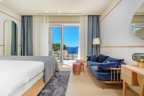 赫瓦尔Immensely Luxurious Hvar Villa - 5 Bedrooms - Villa East Eternal - Exceptional Sea Views and Private Pool的一间卧室配有一张床、一张沙发和一个窗口