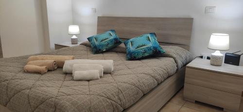 卡利亚里Casa di Eloisa的一间卧室配有一张带蓝色枕头的大床