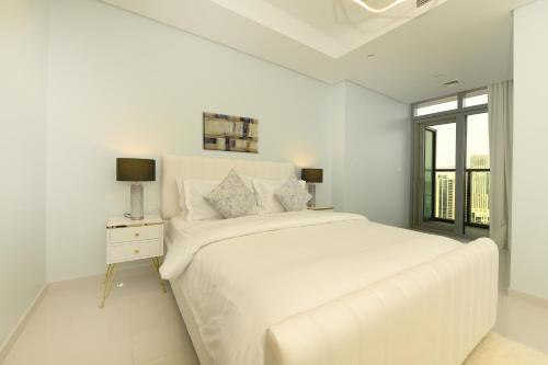 Skyline Serenity 2BR Haven客房内的一张或多张床位