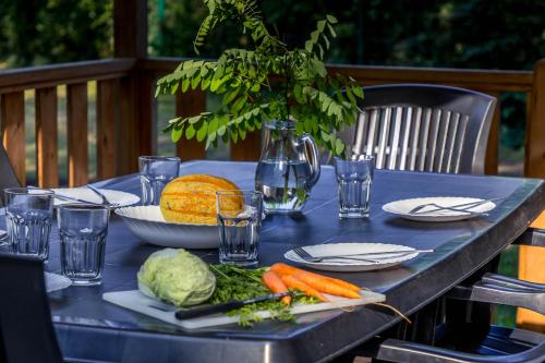 阿维尼翁新城Camping les Avignon - la Laune的一张桌子,上面有蓝色的桌布和蔬菜