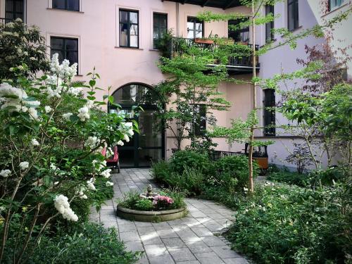 柏林2-Zimmer-Apartment "Monbijou" am Hackeschen Markt的一座花园,在一座建筑前种有鲜花和植物