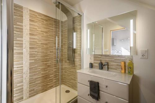 坎佩尔Le Duplex, proche centre-ville的带淋浴、盥洗盆和镜子的浴室