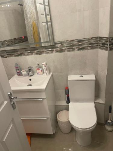 达格纳姆Angels Pad的浴室配有白色卫生间和盥洗盆。