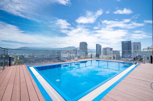 岘港Hai Trieu Hotel的建筑物屋顶上的游泳池