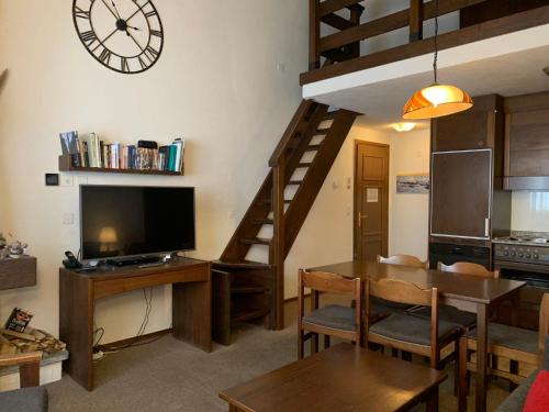 苏尔勒吉Apartment Residenza Chesa Margun 59-6 by Interhome的客厅设有餐桌和时钟