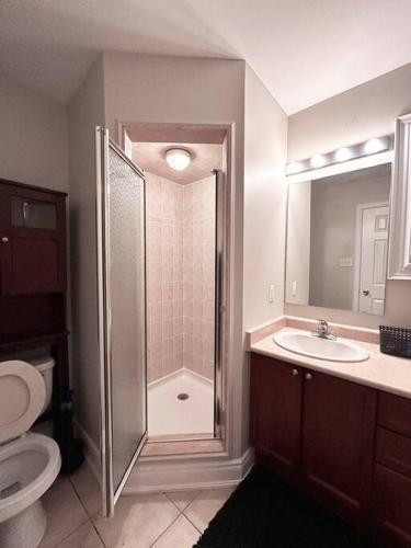 奥沙瓦Room in Oshawa, 24/7 Security, Free Parking的带淋浴、卫生间和盥洗盆的浴室