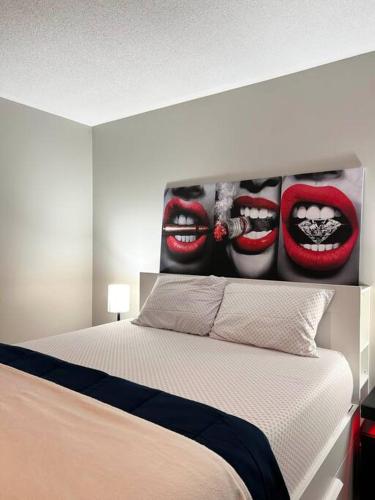 奥沙瓦Room in Oshawa, 24/7 Security, Free Parking的一间卧室,配有一张油画嘴唇的床