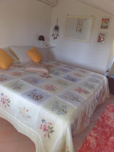 奥尔梅多La Villetta的一张床上的床上,上面有白色的毯子