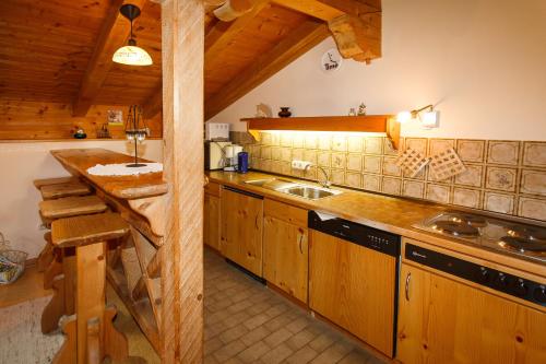 鲁波尔丁Ferienwohnung Hinterreiter的一个带木制橱柜和水槽的厨房