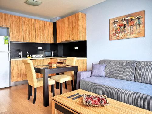 索非亚Mladost Apartments Sofia的带沙发和桌子的客厅以及厨房。