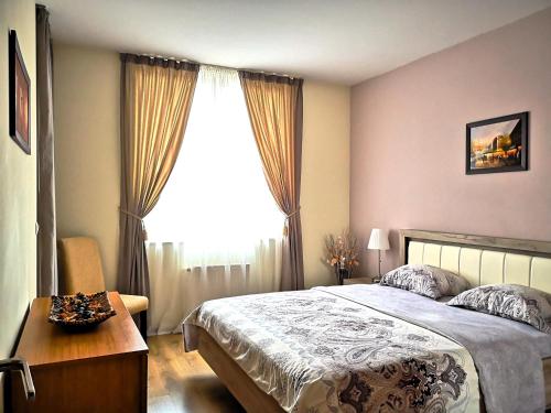 索非亚Mladost Apartments Sofia的一间卧室设有一张床和一个大窗户