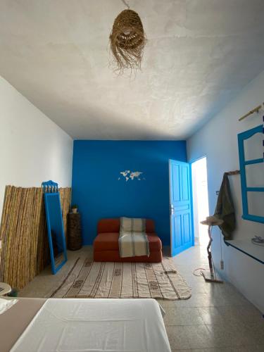 伊里德Wostel Djerba的蓝色的房间,配有沙发和蓝色的墙壁
