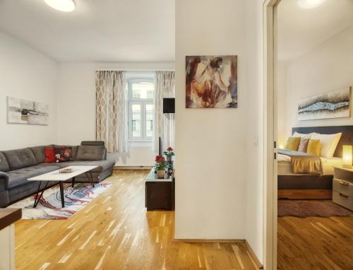 维也纳Flarent Vienna Apartments-HG的客厅配有沙发和1张床
