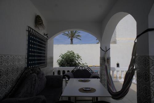 伊里德Wostel Djerba的客房设有桌椅和窗户。