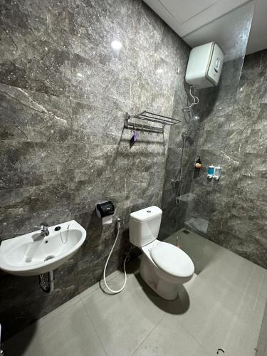 巴图Villa Jasmine Batu的一间带卫生间和水槽的浴室