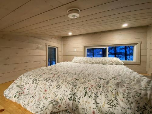 ChatsworthLittle Cabin in the Pines的卧室配有一张床
