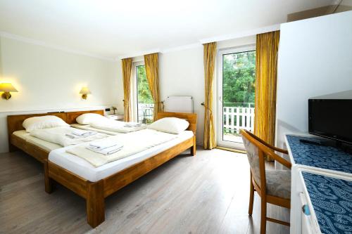 巴特法灵博斯特尔Haus am Walde的酒店客房设有两张床和电视。
