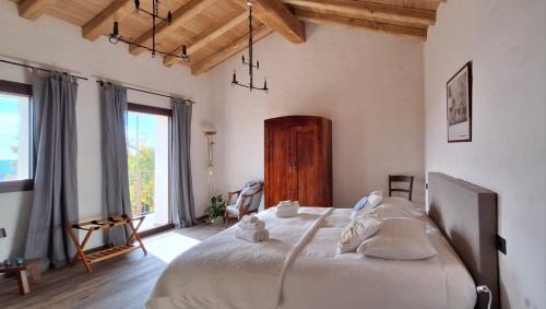 TarzoAgriturismo La Pina的一间卧室设有一张大床和一个大窗户