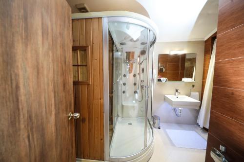 Gjakove卡西亚朱帕弗酒店的带淋浴和盥洗盆的浴室