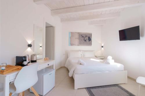 San SperateTS ROOMS - Guest House Sciola的白色卧室配有书桌和床
