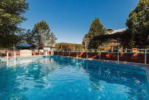 布罗姆湖Villa de Brome的一个带围栏的大型蓝色游泳池