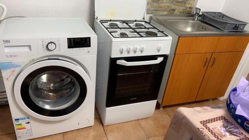 阿祖加Nova Montan Azuga的厨房配有炉灶和洗衣机。