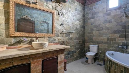卢克索Yasmine Guest House的一间带水槽、浴缸和卫生间的浴室