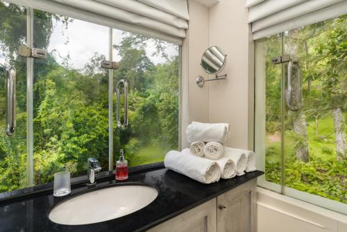 康提Villa Vajrapani的一间带水槽和窗户的浴室