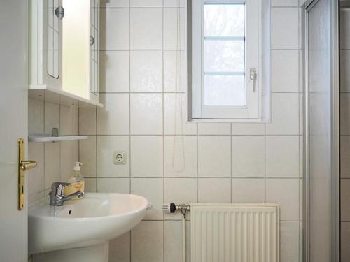 普雷罗DHH 9 Strandkorb的白色的浴室设有水槽和窗户。