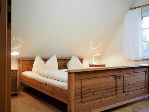 普雷罗DHH 9 Strandkorb的一张带白色枕头的木床