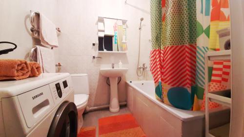 阿拉木图Уютная студия的一间带洗衣机和水槽的浴室
