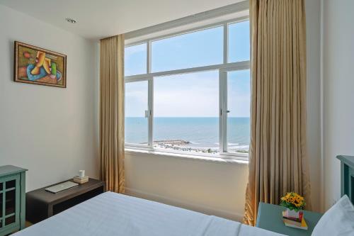 潘切Casa Home - Ocean Melody - Beach Front 3br Apartment的卧室设有海景大窗户