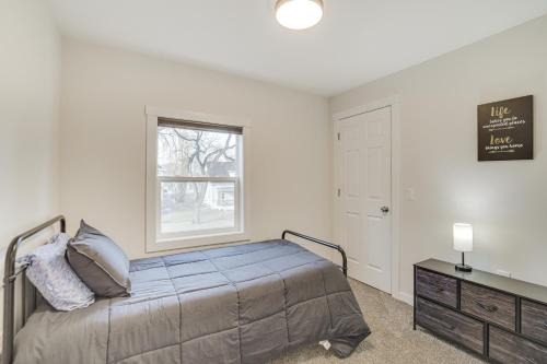 法戈Updated Home Less Than 1 Mi to Downtown Fargo!的一间卧室配有床、窗户和梳妆台