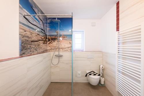 普雷罗DHH 7 Haus am Wiesengrund的浴室设有淋浴,享有海滩美景。