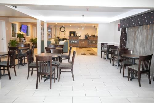 亚克朗Copley Inn & Suites, Copley - Akron的用餐室配有木桌和椅子