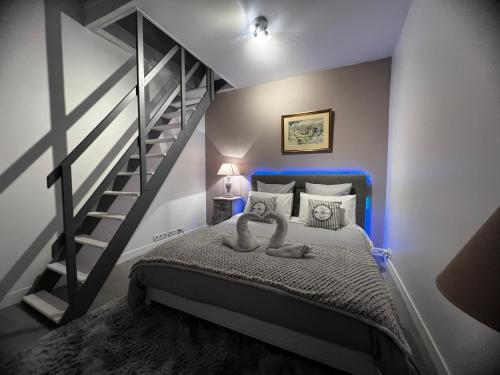 GagnyL Annexe - Parenthèse Champêtre PARIS DISNEYLAND的一间卧室配有一张蓝色灯床