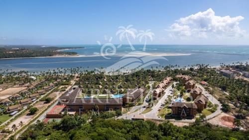 普拉亚多斯卡内罗斯Eco Resort - Praia dos Carneiros的靠近水面的度假胜地的空中景致